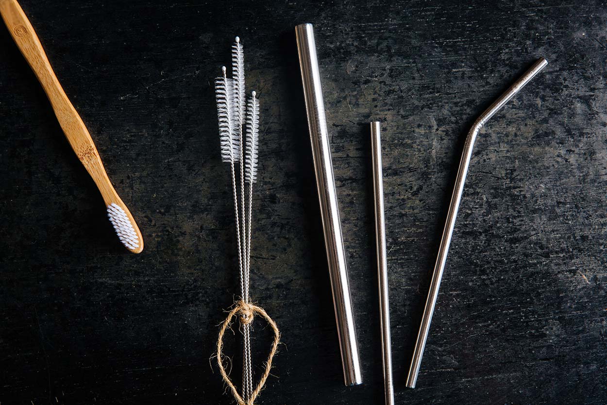 Pajitas de acero inoxidable reutilizables con cepillo de limpieza y cepillo de dientes de bambú
